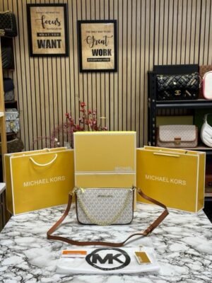 MICHAEL KORS CROSSBODY BAG WITH OG BOX AND DUST BAG WITH CARRY BAG 22318✔️🤩